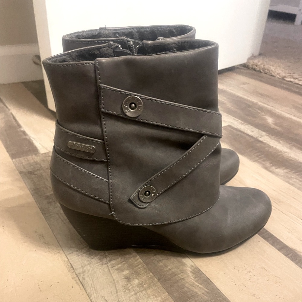 Blowfish Women’s Size 7.5 Wedge Bootie. Gray/Silver. Faux Leather. NWOT.
